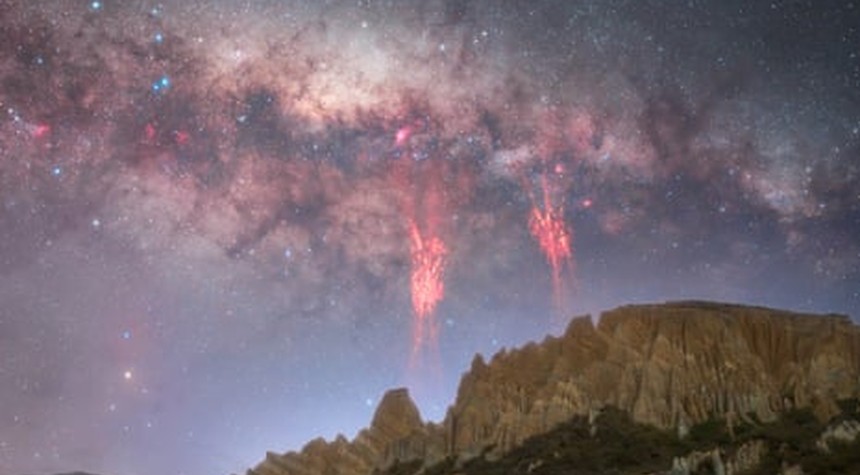 Photographers Document Extraordinary Red Sprite Lightning Display