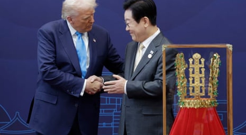 Trump Receives Golden Crown as Seoul Finalizes $350 Billion Investment Deal