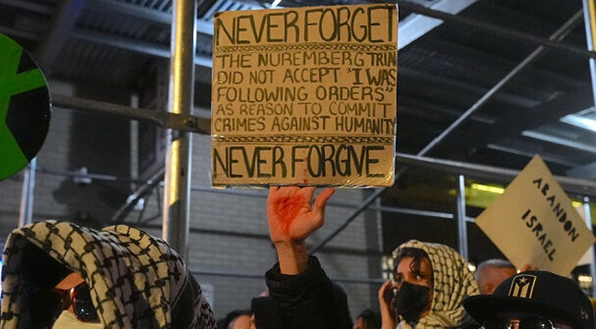 Manhattan Jewish Community Shaken as Protesters Besiege Historic Synagogue