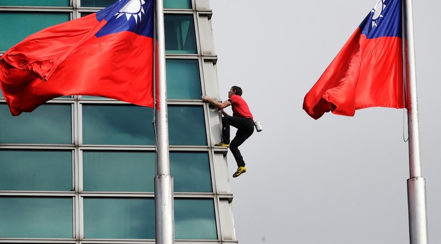 American Climber Alex Honnold Scales Taiwan's Taipei 101 Without Safety Equipment