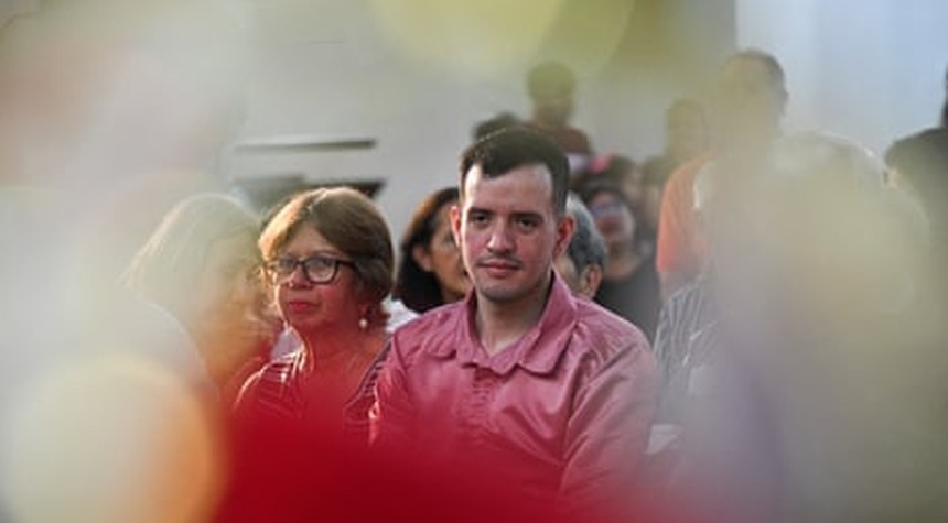Former Cecot Prison Detainee Flees Venezuela for Spain Following Disputed US Deportation