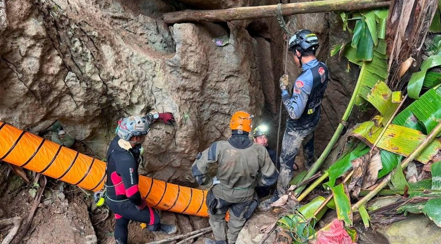 International Divers Discover Five Survivors in Flooded Laotian Cave