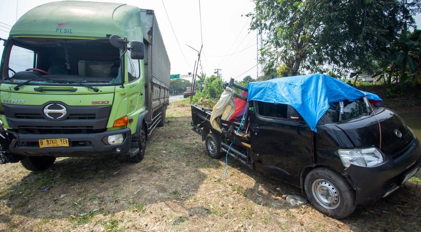 Thirteen Wedding Guests Killed in Highway Collision on Java Island