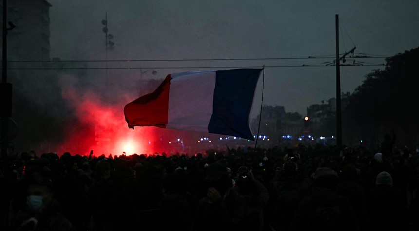 French Police Arrest Nearly 1,000 as Nationwide Protests Turn Violent